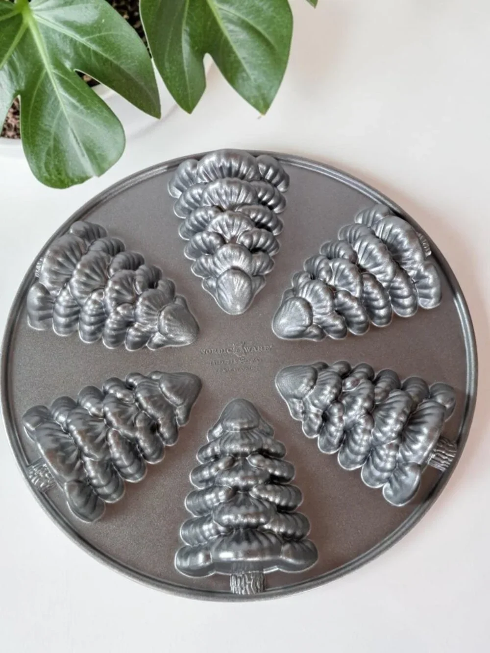 NordicWare Evergreen Cakelets Mold Pan 2.5 Cups Christmas Tree Cast Aluminum
